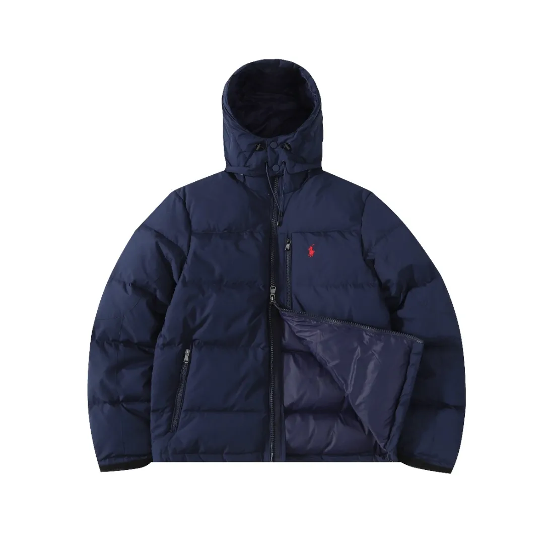 P660 #R54 Ralph Lauren/Ralph Lauren hooded down jacket (top quality, feel free to compare), using imported Barudan embroidery machine, carefully crafted with thousands of needles electric embroidery technology. Imported No. 7 needles and special embroidery thread ensure that every letter of the polo logo is full, three-dimensional and clear, creating the "most expensive embroidery logo" that can be called a work of art. Top-notch velvet core, luxurious warmth. Filled with national standard 80% high-quality white duck down, bringing excellent thermal insulation performance. At the same time, it is lightweight and can quickly regain its fluffiness after compression, bringing you a warm embrace without burden and resisting the harsh winter. Technical fabrics, no fear of wind and snow •Long-lasting fluffy and shape-retaining: High-quality filling ensures that the down jacket is not easy to stiffen and keeps you warm for a long time. •Strict anti-velvet technology: Using 400T gall fabric with pinhole retraction technology, it fundamentally eliminates the phenomenon of velvet leakage and makes wearing more secure. •All-round protective experience: Windproof and waterproof matte fabric, combined with an adjustable hem with a built-in drawstring buckle, can effectively lock in temperature and cold, and cope with changeable weather. Perfect details, creating a classic •Original electroplated YK zipper, smooth and durable, with brand texture highlighted in every detail. •Detachable hood design, one garment can be worn multiple times to meet different occasions and outfit needs. •Original hangtag and washed label, quality guaranteed. Five colors come together for couples to enjoy together: black is cool, beige is gentle, navy is calm, khaki is retro, and green is fresh. Available in five colors, the same style for men and women, it can be worn perfectly as a couple's outfit or a personalized item, becoming an indispensable fashion equipment on the streets in winter. Color: black, khaki, navy blue, army green, beige Size: S M L 66 67